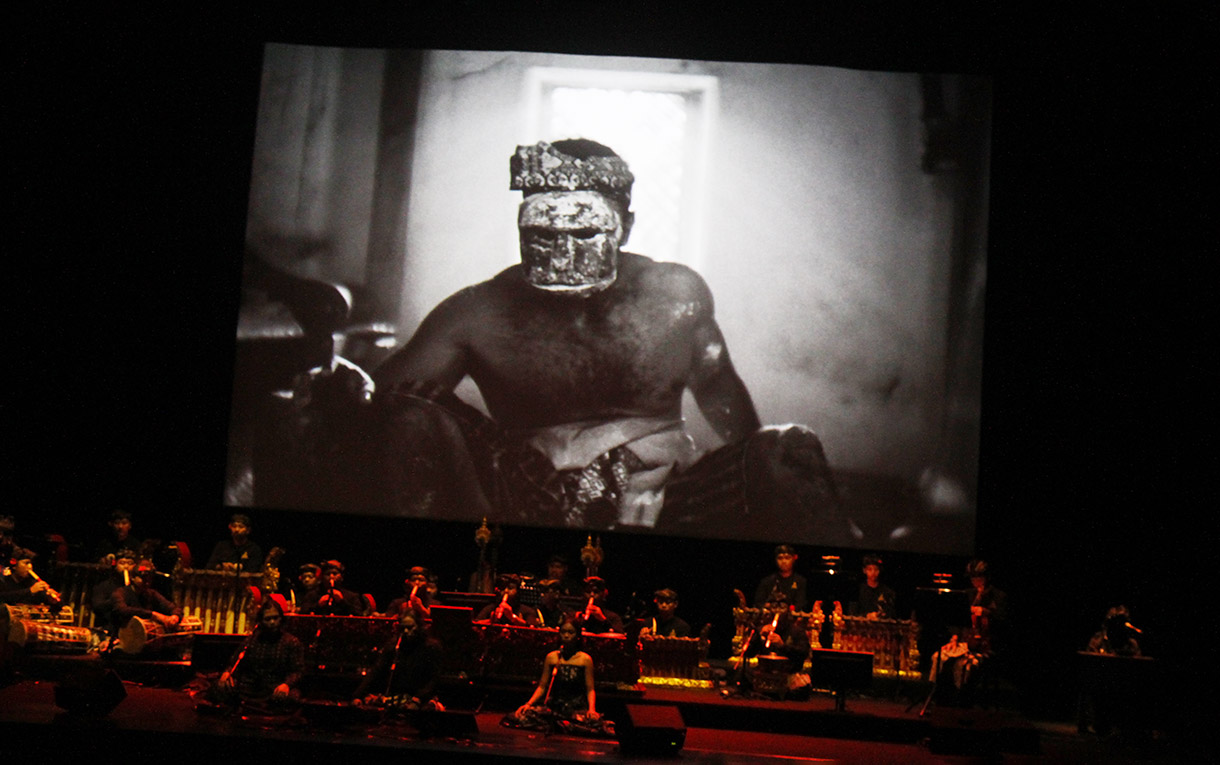 Pertunjukan Cine-Concert bertajuk Samsara yang menggabungkan film bisu hitam putih dengan iringan paduan musik gamelan Bali dan musik elektronik, di Taman Ismail Marzuki (TIM), Jakarta, Jumat (13/12/2024).  (BeritaNasional.com/Oke Atmaja)