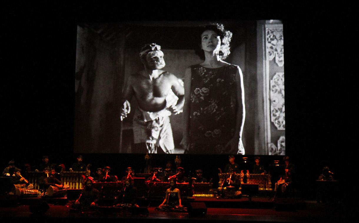 Pertunjukan Cine-Concert bertajuk Samsara yang menggabungkan film bisu hitam putih dengan iringan paduan musik gamelan Bali dan musik elektronik, di Taman Ismail Marzuki (TIM), Jakarta, Jumat (13/12/2024).  (BeritaNasional.com/Oke Atmaja)