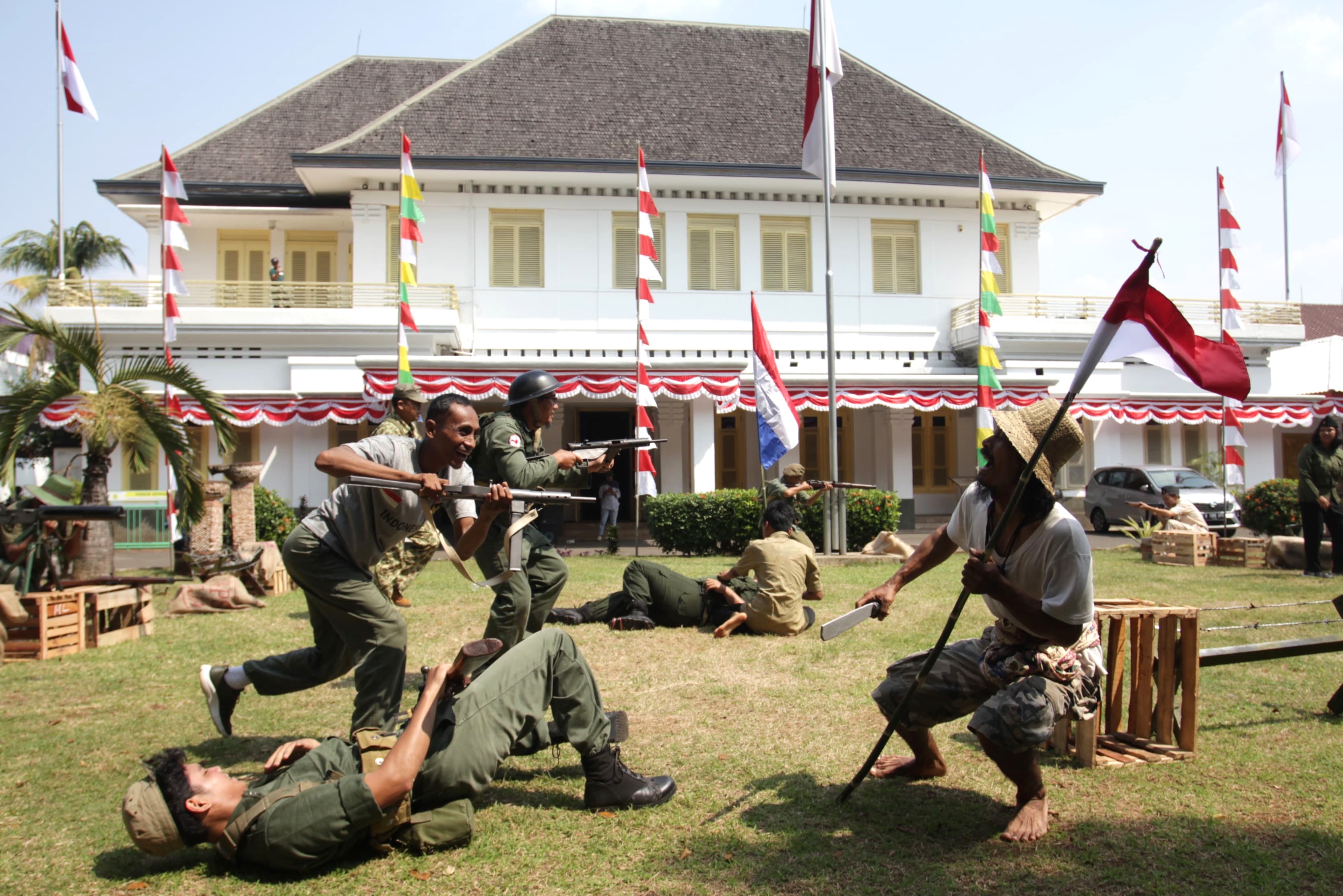 Memperingati Hari Konservasi Alam Nasional (HKAN), PDIP gelar seminar bersama pemulung dan petugas kebersihan. (BeritaNasional/Elvis Sendouw)