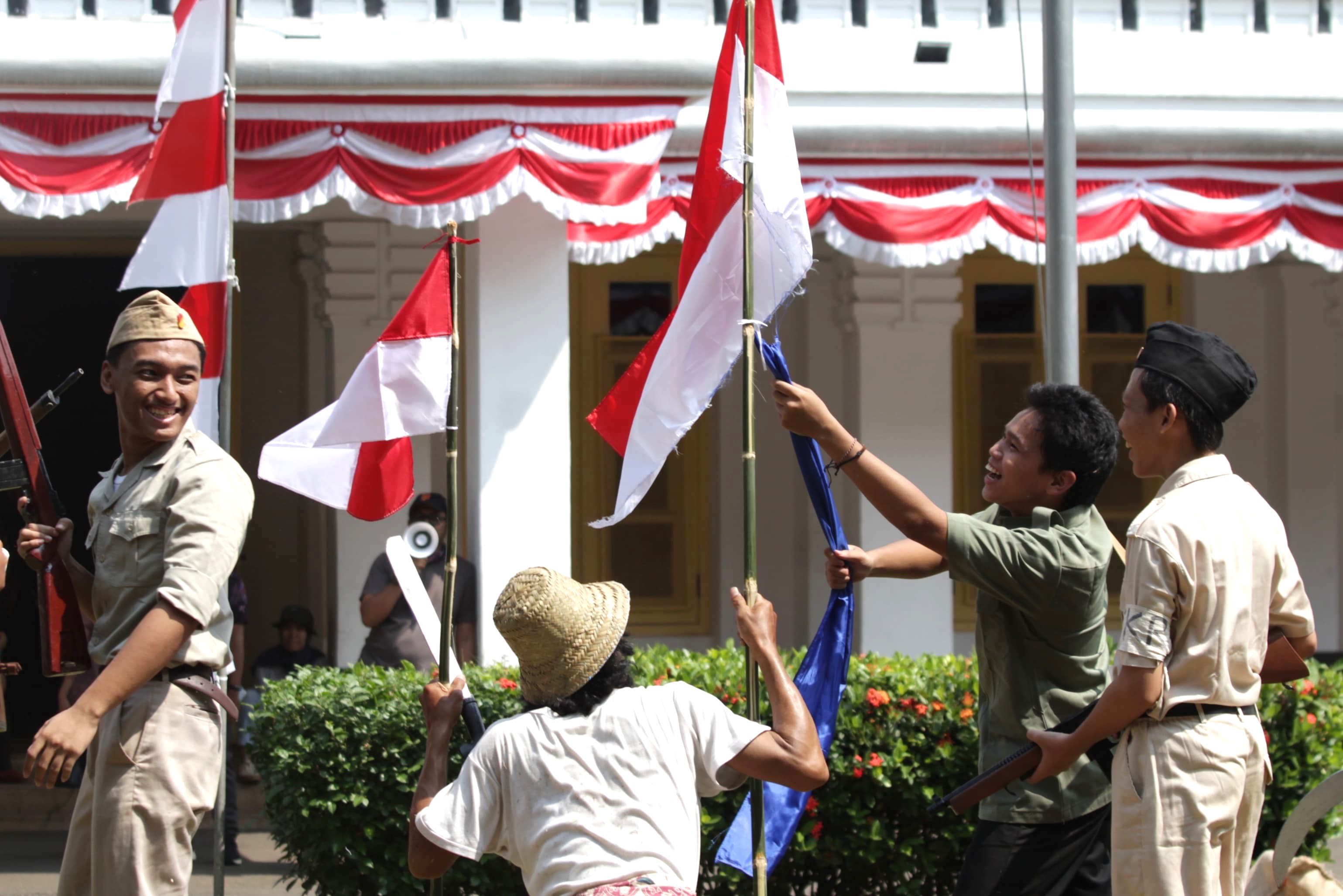 Memperingati Hari Konservasi Alam Nasional (HKAN), PDIP gelar seminar bersama pemulung dan petugas kebersihan. (BeritaNasional/Elvis Sendouw)