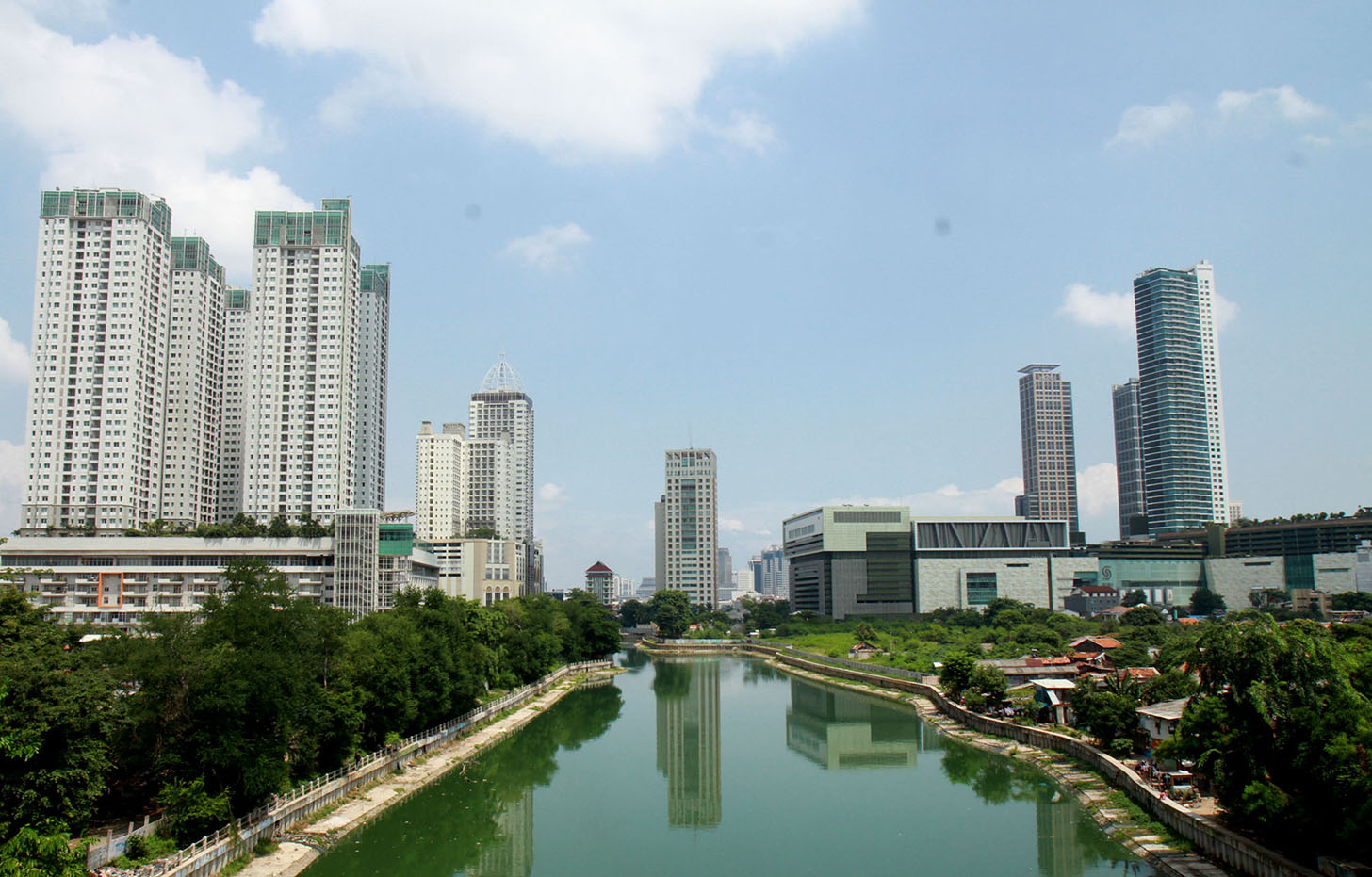 Pemandangan Waduk Kebon Melati dengan latar gedung bertingkat di Tanah Abang, Jakarta, Kamis (20/6/2024).(BeritaNasional.Com/Oke Atmaja)