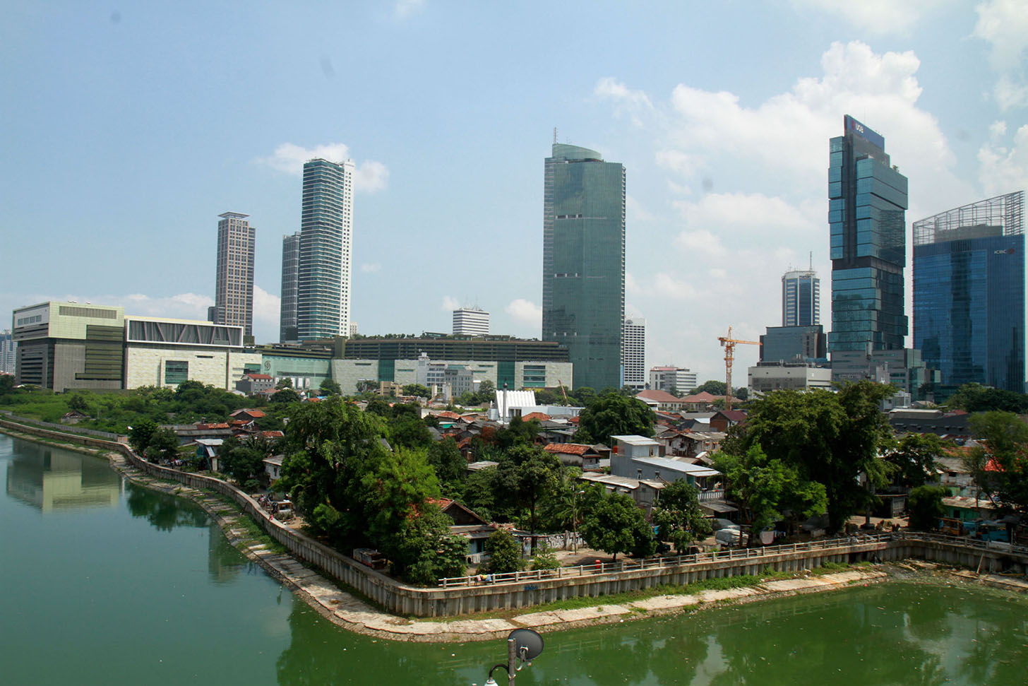 Pemandangan Waduk Kebon Melati dengan latar gedung bertingkat di Tanah Abang, Jakarta, Kamis (20/6/2024).(BeritaNasional.Com/Oke Atmaja)