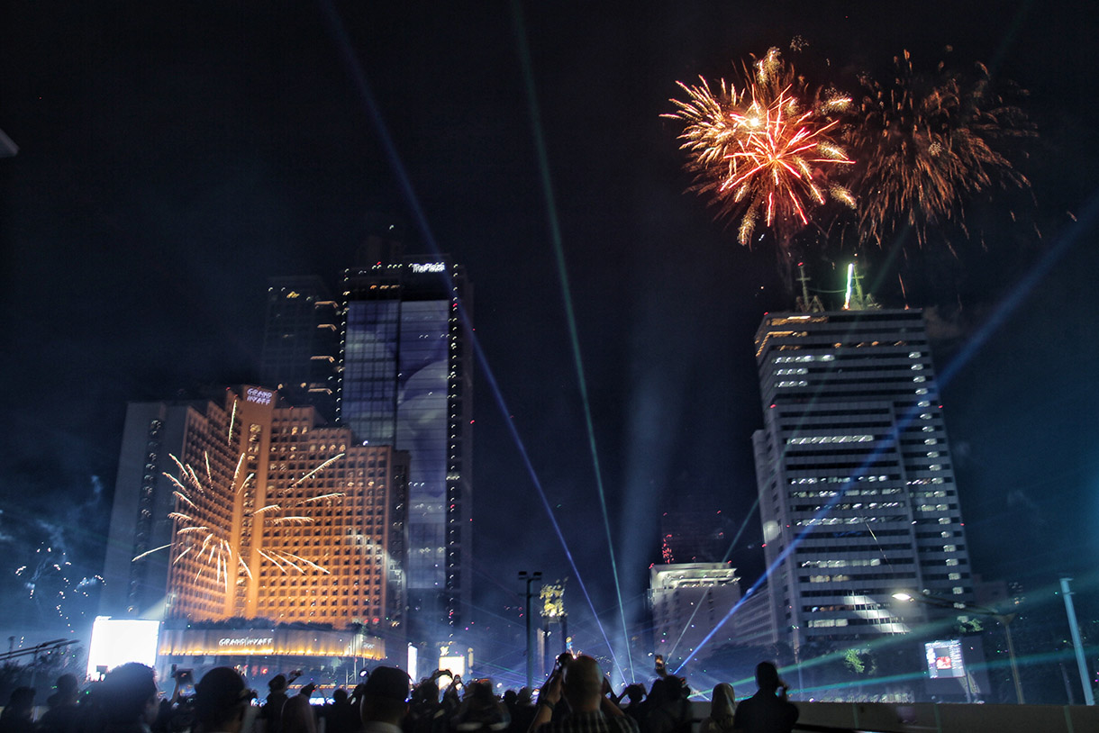 Ribuan warga berkumpul memadati kawasan Bundaran HI, Jakarta, untuk menikmati kemeriahan malam pergantian Tahun, pada Selasa (31/12/2024) hingga Rabu (1/1/2025).(BeritaNasional.com/Oke Atmaja)