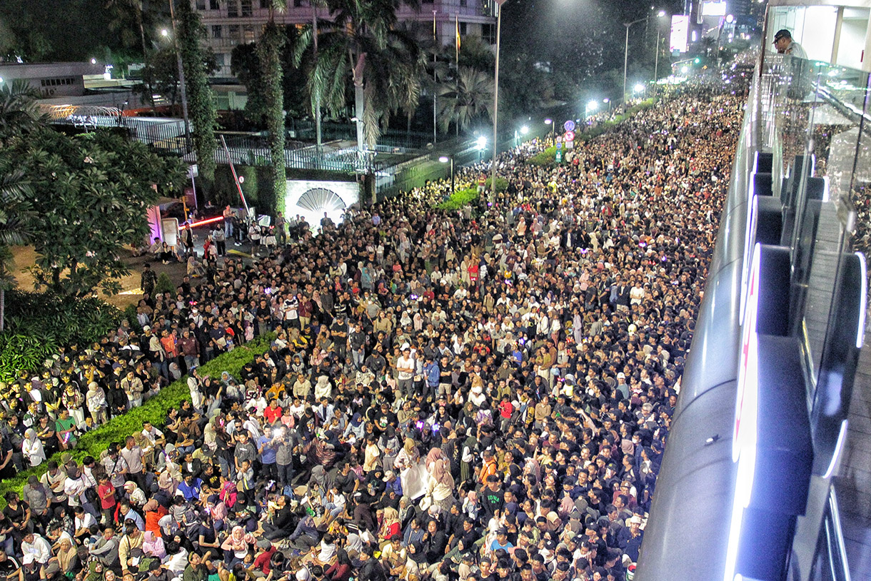 Ribuan warga berkumpul memadati kawasan Bundaran HI, Jakarta, untuk menikmati kemeriahan malam pergantian Tahun, pada Selasa (31/12/2024) hingga Rabu (1/1/2025).(BeritaNasional.com/Oke Atmaja)