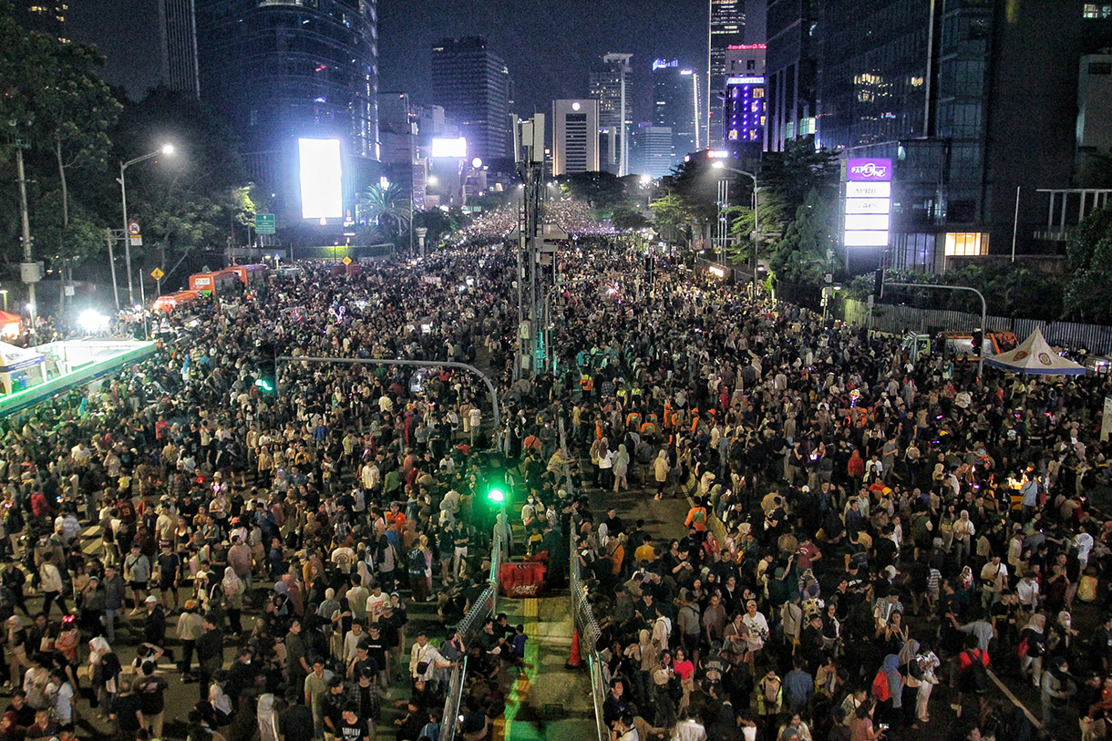 Ribuan warga berkumpul memadati kawasan Bundaran HI, Jakarta, untuk menikmati kemeriahan malam pergantian Tahun, pada Selasa (31/12/2024) hingga Rabu (1/1/2025).(BeritaNasional.com/Oke Atmaja)