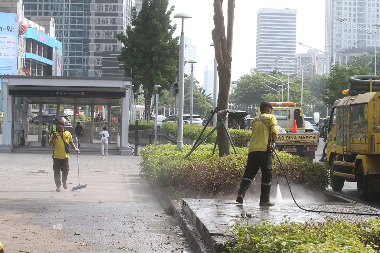 Petugas Dinas Bina Marga membersihkan trotoar di Jalan Jenderal Sudirman, Jakarta, Kamis (4/9/2025).  (Beritanasional.com/Oke Atmaja)