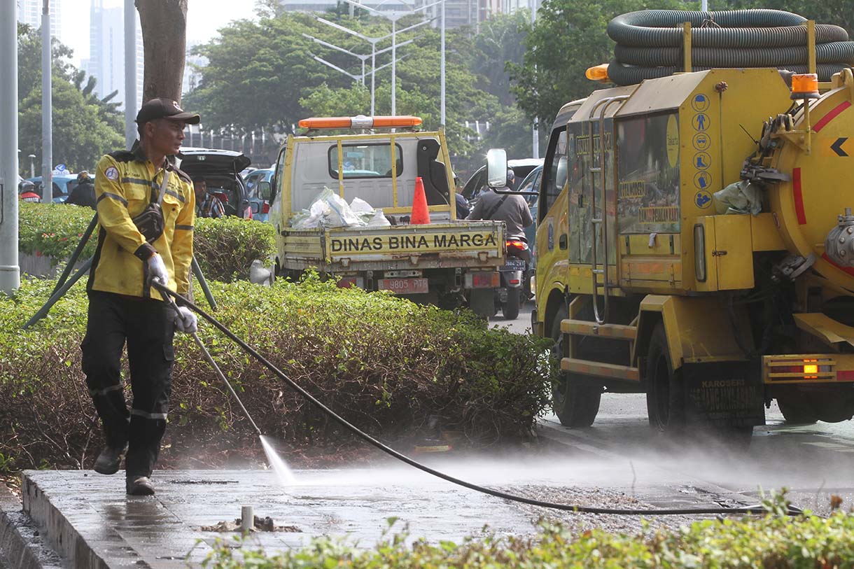 Petugas Dinas Bina Marga membersihkan trotoar di Jalan Jenderal Sudirman, Jakarta, Kamis (4/9/2025).  (Beritanasional.com/Oke Atmaja)