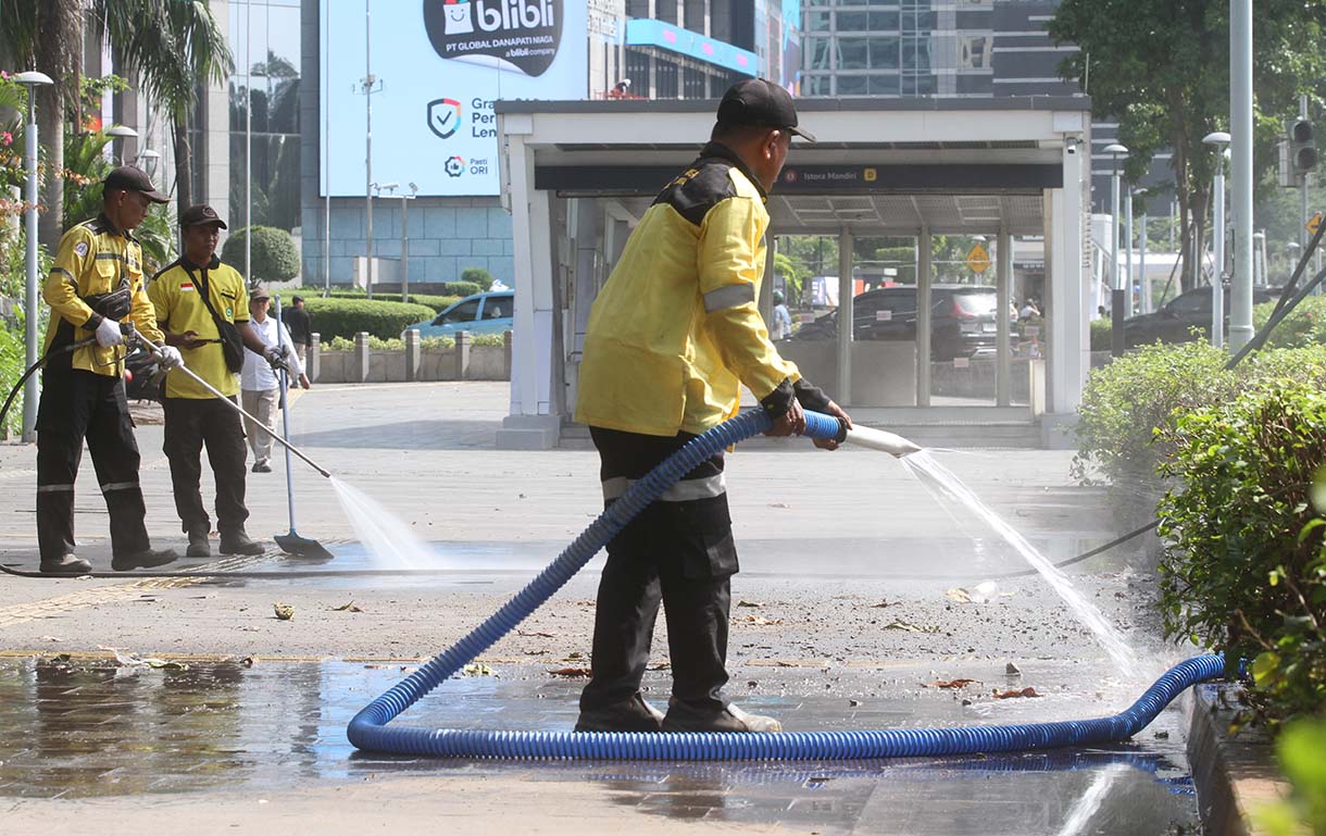 Petugas Dinas Bina Marga membersihkan trotoar di Jalan Jenderal Sudirman, Jakarta, Kamis (4/9/2025).  (Beritanasional.com/Oke Atmaja)
