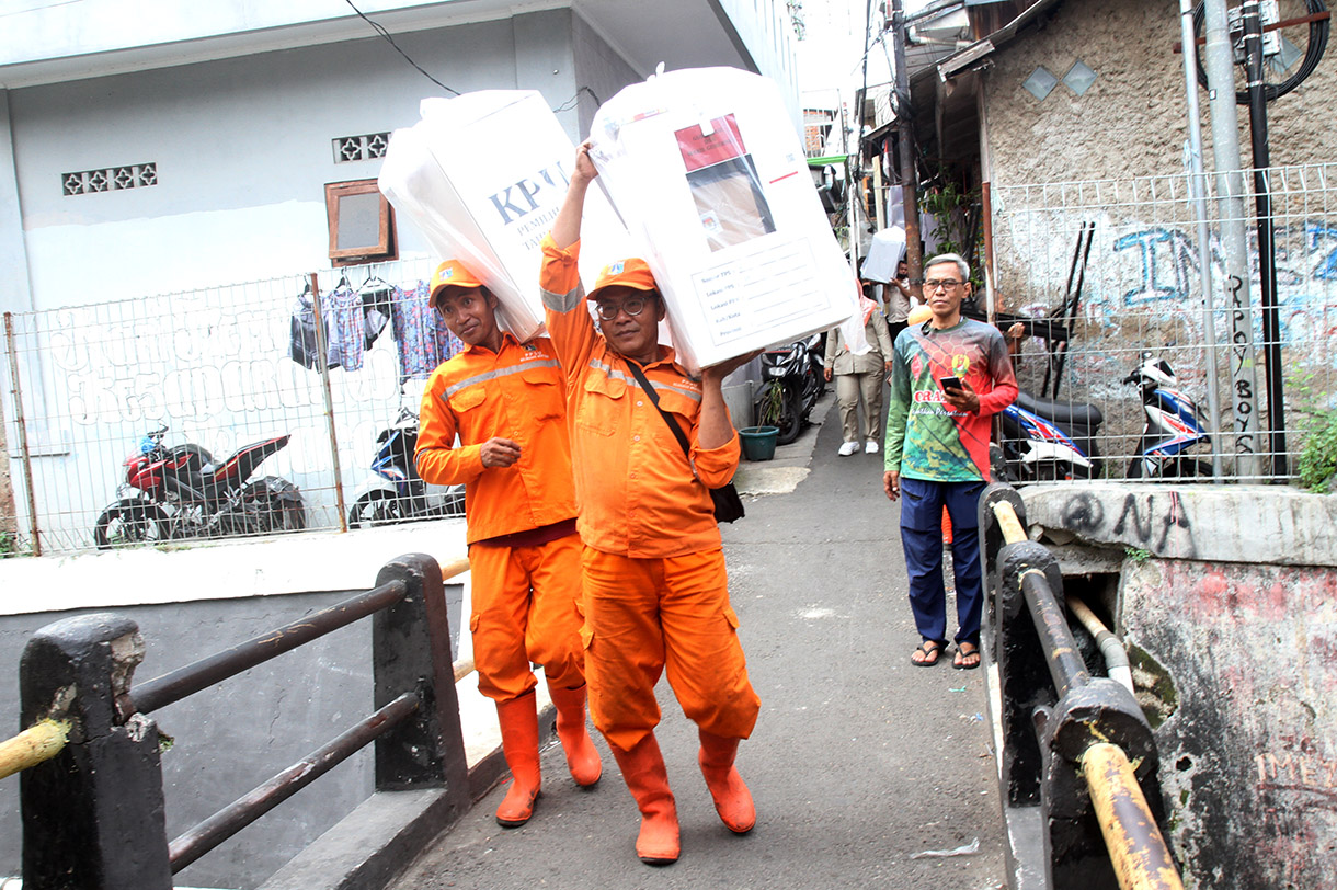 Petugas PPSU mebawa kotak suara berisi logistik Pilkada 2024 di Kawasan Menteng Jaya, Jakarta Pusat, Selasa (26/11/2024).(BeritaNasional.com/Oke Atmaja)