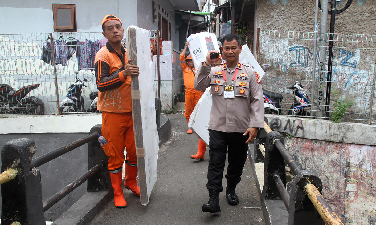 Petugas PPSU mebawa kotak suara berisi logistik Pilkada 2024 di Kawasan Menteng Jaya, Jakarta Pusat, Selasa (26/11/2024).(BeritaNasional.com/Oke Atmaja)