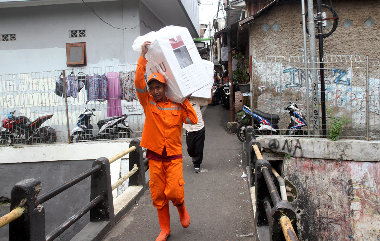 Petugas PPSU mebawa kotak suara berisi logistik Pilkada 2024 di Kawasan Menteng Jaya, Jakarta Pusat, Selasa (26/11/2024).(BeritaNasional.com/Oke Atmaja)