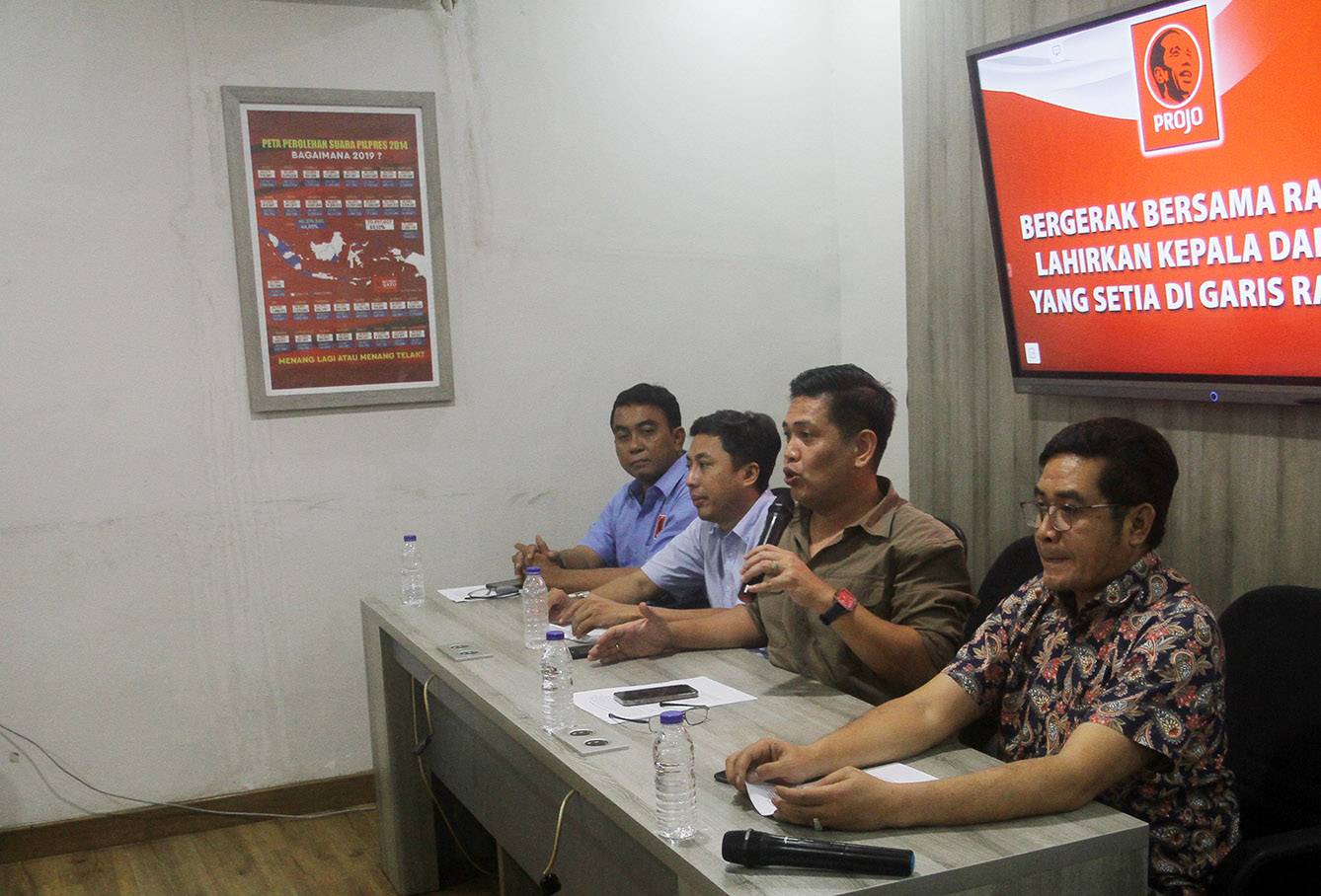 DPP Projo menggelar konferensi pers terkait Ormas Projo pada pilkada serentak 2024 di Kantor DPP Projo Jakarta, Jumat (28/6/2024). (BeritaNasional.com/Oke Atmaja)