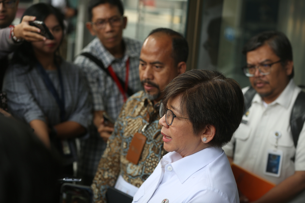Wakil Kepala BGN Agustina Arumsari, didampingi Deputi Pencegahan dan Monitoring KPK Aminuddin, usai menggelar pertemuan dengan pimpinan KPK di Gedung Merah Putih KPK, Jakarta, Selasa (7 Juli 2026). (Beritanasional.com/Oke Atmaja)