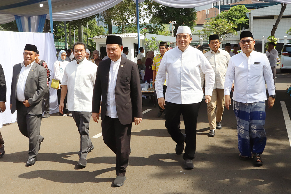 Pimpinan DPD RI serahkan sapi kurban Idul Adha 1447 Hijriah. (BeritaNasional/Elvis Sendouw)