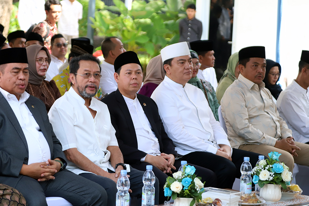 Pimpinan DPD RI serahkan sapi kurban Idul Adha 1447 Hijriah. (BeritaNasional/Elvis Sendouw)