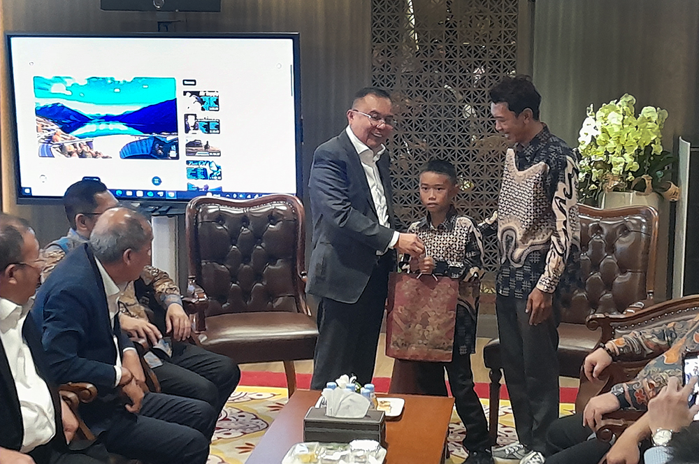 Pimpinan DPR memberikan apresiasi atas aksi heroik bocah yang memanjat tiang bendera saat Upacara HUT ke-80 RI. (BeritaNasiona/Elvis Sendouw)