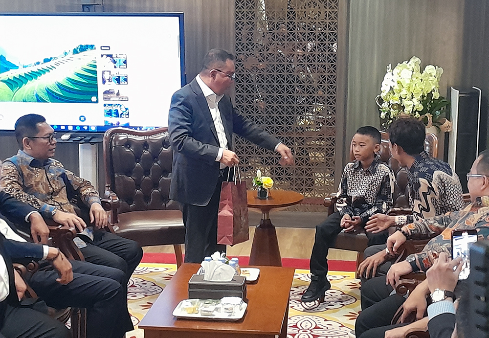 Pimpinan DPR memberikan apresiasi atas aksi heroik bocah yang memanjat tiang bendera saat Upacara HUT ke-80 RI. (BeritaNasiona/Elvis Sendouw)