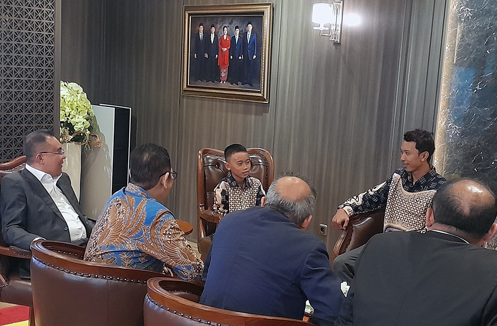 Pimpinan DPR memberikan apresiasi atas aksi heroik bocah yang memanjat tiang bendera saat Upacara HUT ke-80 RI. (BeritaNasiona/Elvis Sendouw)