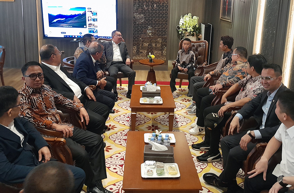 Pimpinan DPR memberikan apresiasi atas aksi heroik bocah yang memanjat tiang bendera saat Upacara HUT ke-80 RI. (BeritaNasiona/Elvis Sendouw)