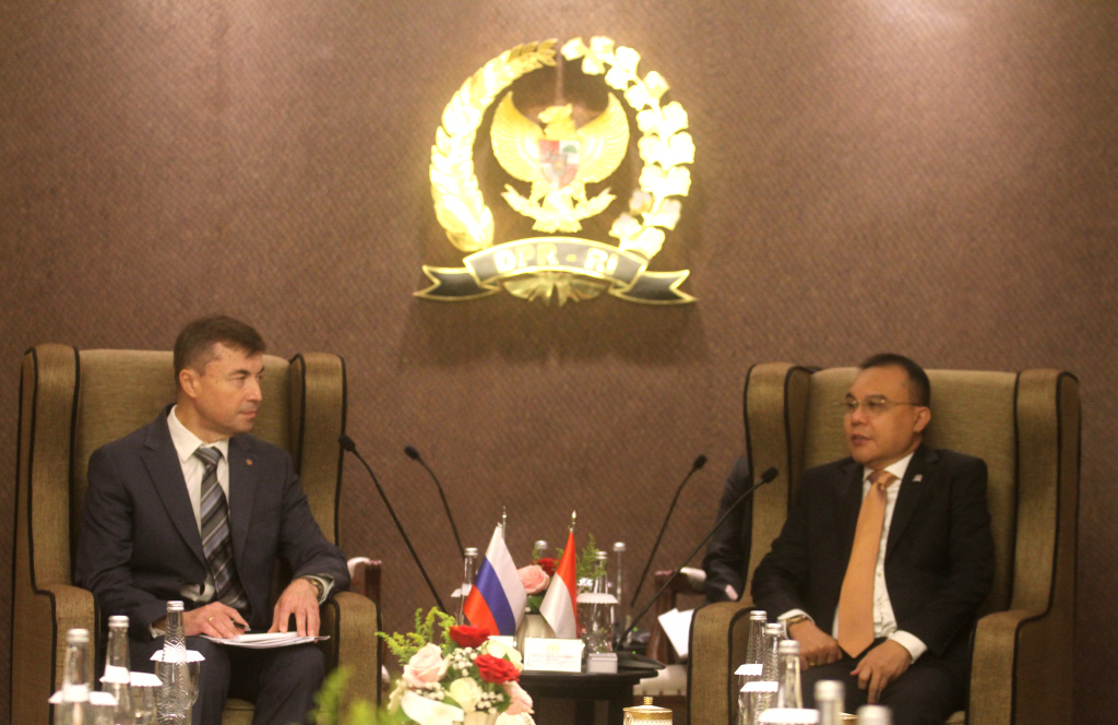 Wakil Ketua DPR RI Sufmi Dasco Ahmad (Kanan) usai melakukan pertemuan dengan Dubes Rusia untuk Indonesia Sergei Gennadievich Tolchenov (Kiri) di di ruang delegasi DPR, kompleks MPR/DPR/DPD RI)  Senayan, Jakarta, Jumat (7/2/2025).  (Berita Nasional.com/Oke Dwi Atmaja)