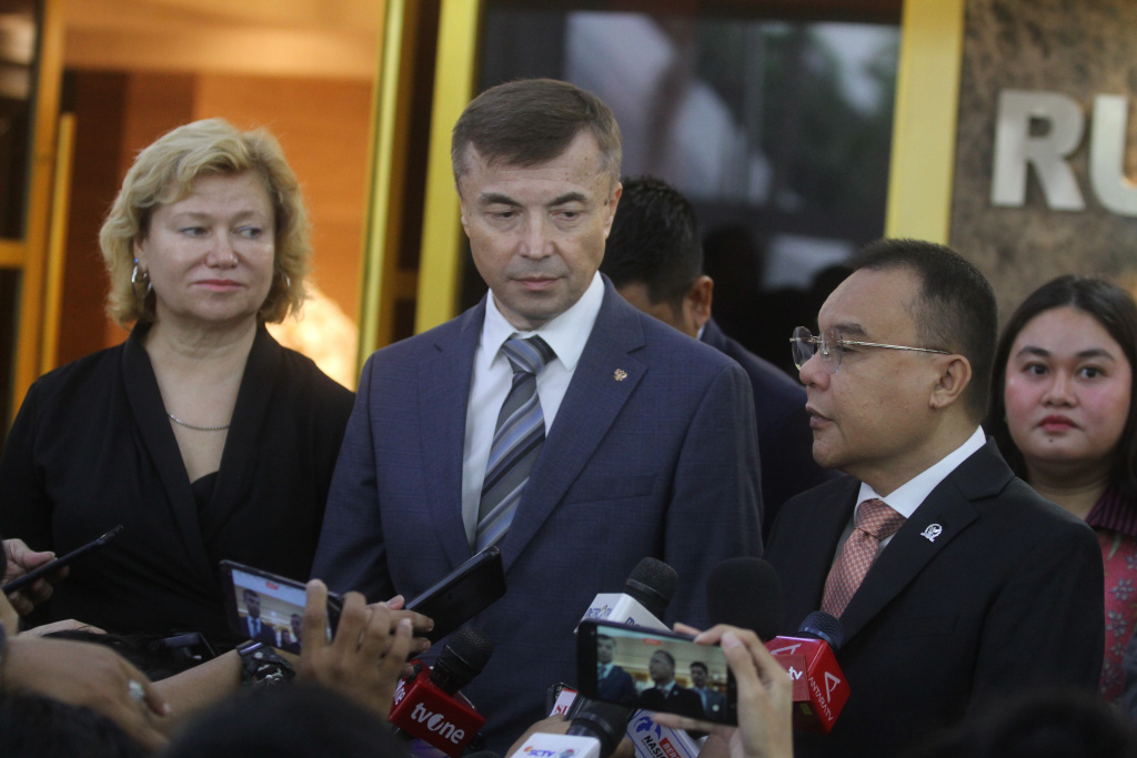 Wakil Ketua DPR RI Sufmi Dasco Ahmad (Kanan) usai melakukan pertemuan dengan Dubes Rusia untuk Indonesia Sergei Gennadievich Tolchenov (Kiri) di di ruang delegasi DPR, kompleks MPR/DPR/DPD RI)  Senayan, Jakarta, Jumat (7/2/2025).  (Berita Nasional.com/Oke Dwi Atmaja)