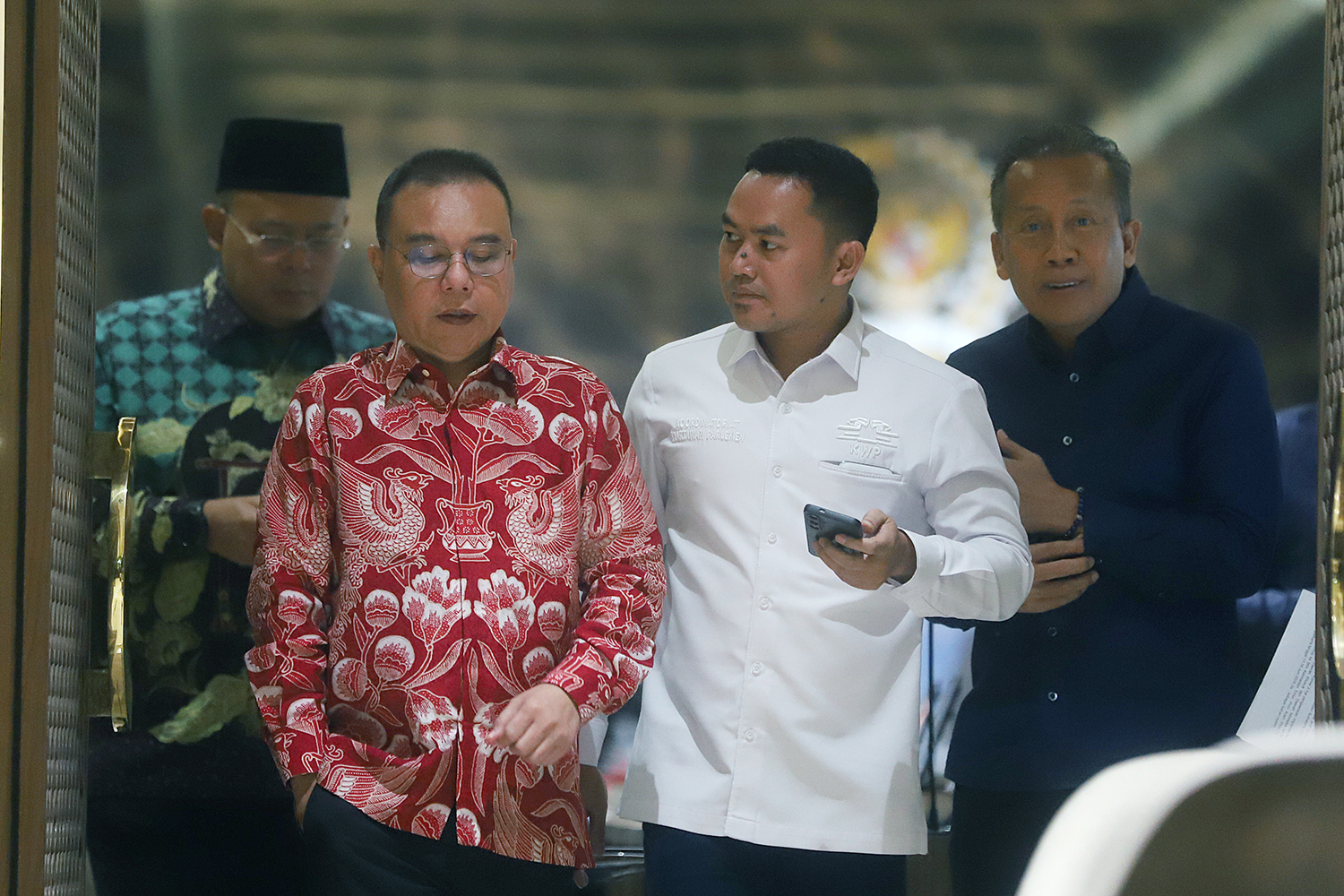 Wakil Ketua DPR Sufmi Dasco Ahmad (tengah), Saan Mustopa (kiri), Sari Yuliati (kedua kanan) dan Cucun Ahmad Syamsurijal (kanan) memberikan keterangan kepada wartawan terkait penahanan eks Kepala BGN. (BeritaNasional/Elvis Sendouw)