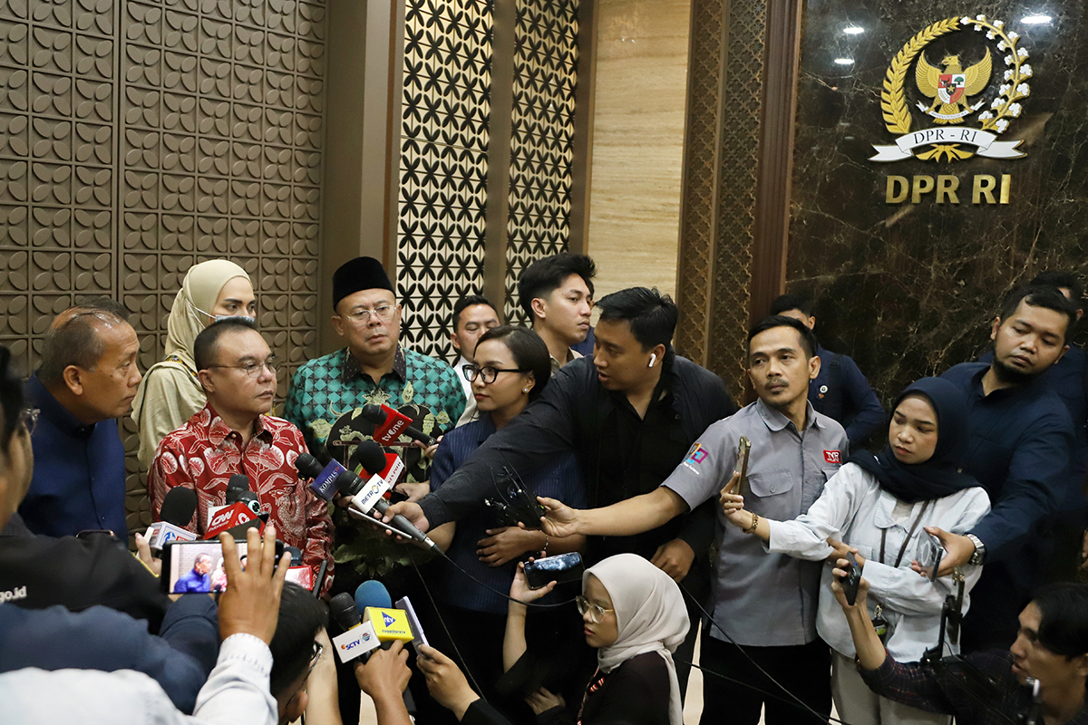 Wakil Ketua DPR Sufmi Dasco Ahmad (tengah), Saan Mustopa (kiri), Sari Yuliati (kedua kanan) dan Cucun Ahmad Syamsurijal (kanan) memberikan keterangan kepada wartawan terkait penahanan eks Kepala BGN. (BeritaNasional/Elvis Sendouw)