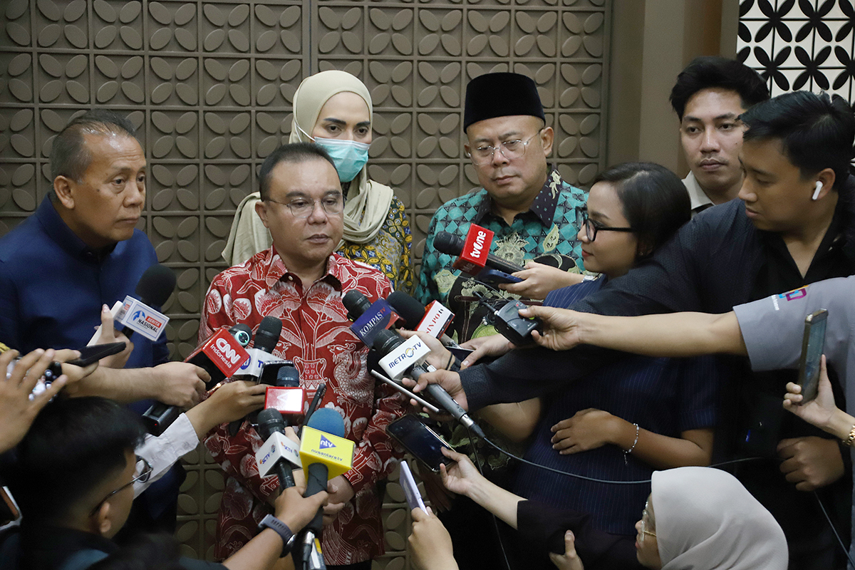 Wakil Ketua DPR Sufmi Dasco Ahmad (tengah), Saan Mustopa (kiri), Sari Yuliati (kedua kanan) dan Cucun Ahmad Syamsurijal (kanan) memberikan keterangan kepada wartawan terkait penahanan eks Kepala BGN. (BeritaNasional/Elvis Sendouw)