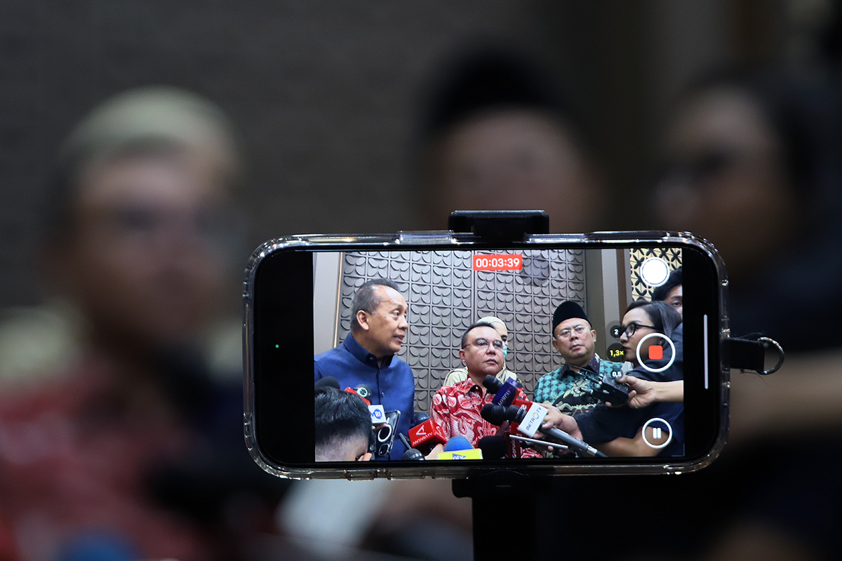 Wakil Ketua DPR Sufmi Dasco Ahmad (tengah), Saan Mustopa (kiri), Sari Yuliati (kedua kanan) dan Cucun Ahmad Syamsurijal (kanan) memberikan keterangan kepada wartawan terkait penahanan eks Kepala BGN. (BeritaNasional/Elvis Sendouw)