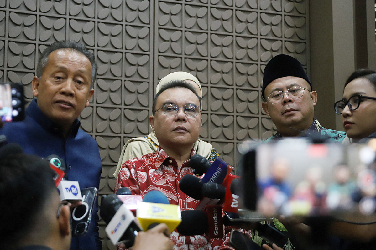 Wakil Ketua DPR Sufmi Dasco Ahmad (tengah), Saan Mustopa (kiri), Sari Yuliati (kedua kanan) dan Cucun Ahmad Syamsurijal (kanan) memberikan keterangan kepada wartawan terkait penahanan eks Kepala BGN. (BeritaNasional/Elvis Sendouw)