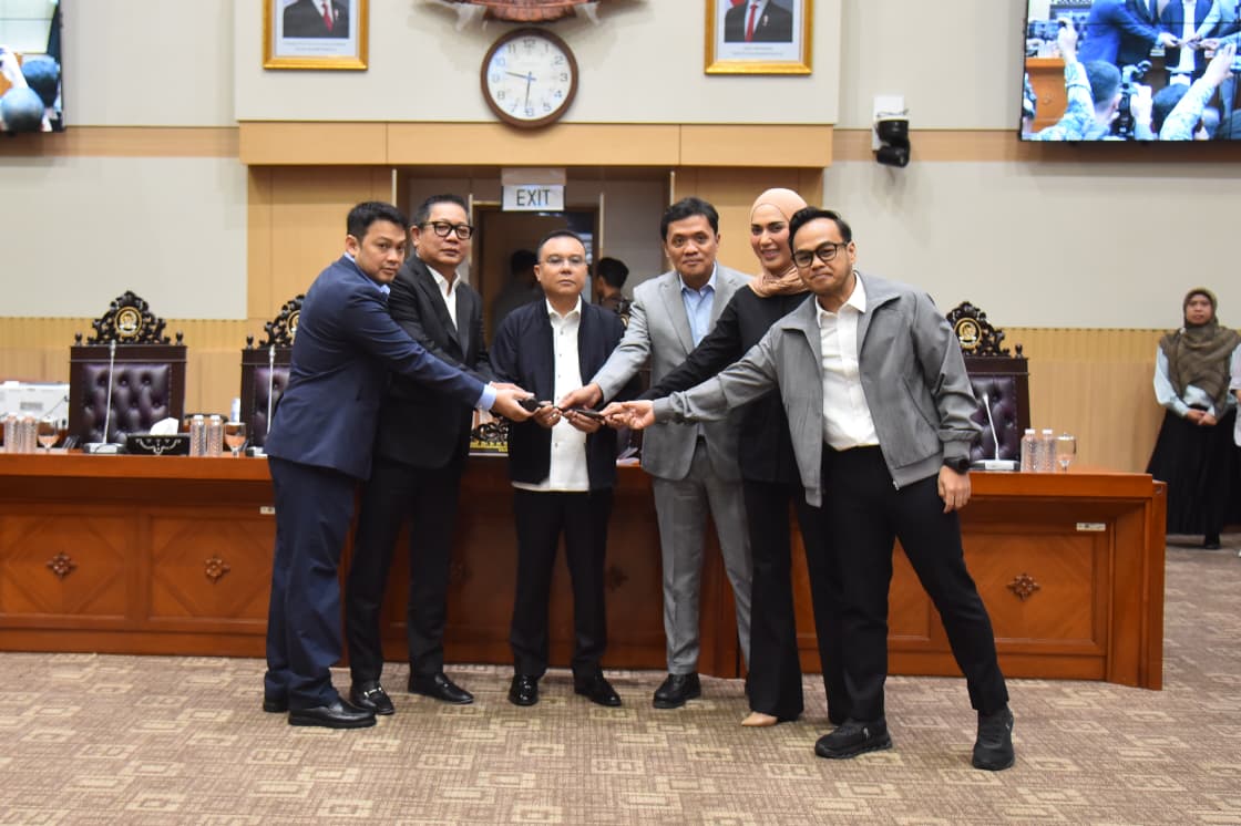 Pimpinan DPR Lantik Rusdi Masse sebagai Wakil Ketua Komisi III Wakil Ketua DPR RI Sufmi Dasco Ahmad melantik anggota DPR Fraksi NasDem Rusdi Masse Mappasessu sebagai wakil ketua Komisi III DPR. (BeritaNasional/Elvis Sendouw)