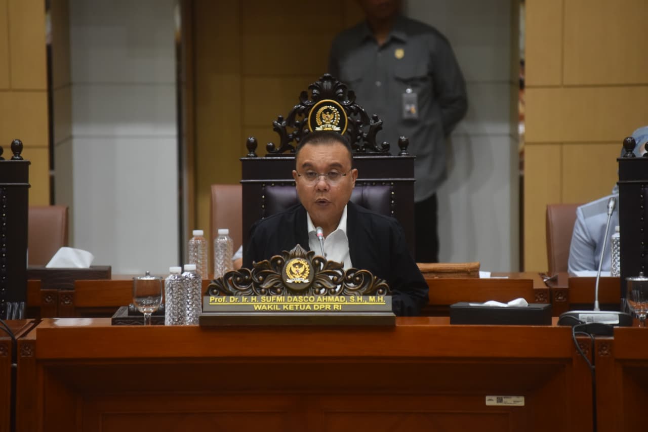 Pimpinan DPR Lantik Rusdi Masse sebagai Wakil Ketua Komisi III Wakil Ketua DPR RI Sufmi Dasco Ahmad melantik anggota DPR Fraksi NasDem Rusdi Masse Mappasessu sebagai wakil ketua Komisi III DPR. (BeritaNasional/Elvis Sendouw)