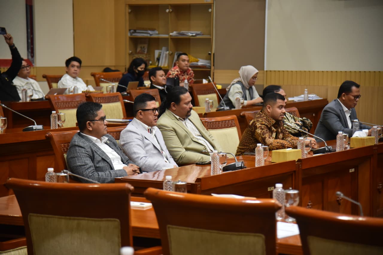 Pimpinan DPR Lantik Rusdi Masse sebagai Wakil Ketua Komisi III Wakil Ketua DPR RI Sufmi Dasco Ahmad melantik anggota DPR Fraksi NasDem Rusdi Masse Mappasessu sebagai wakil ketua Komisi III DPR. (BeritaNasional/Elvis Sendouw)