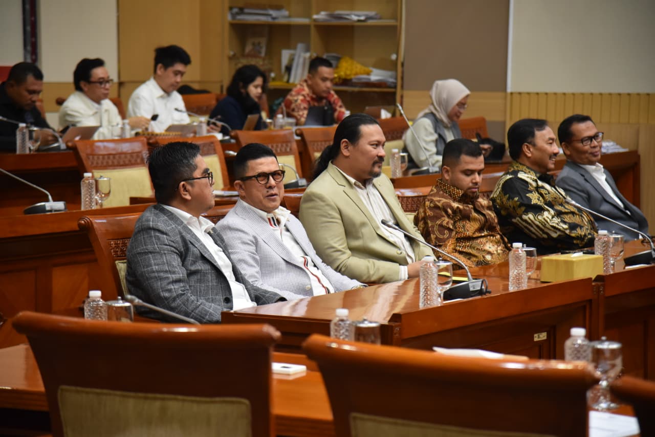 Pimpinan DPR Lantik Rusdi Masse sebagai Wakil Ketua Komisi III Wakil Ketua DPR RI Sufmi Dasco Ahmad melantik anggota DPR Fraksi NasDem Rusdi Masse Mappasessu sebagai wakil ketua Komisi III DPR. (BeritaNasional/Elvis Sendouw)