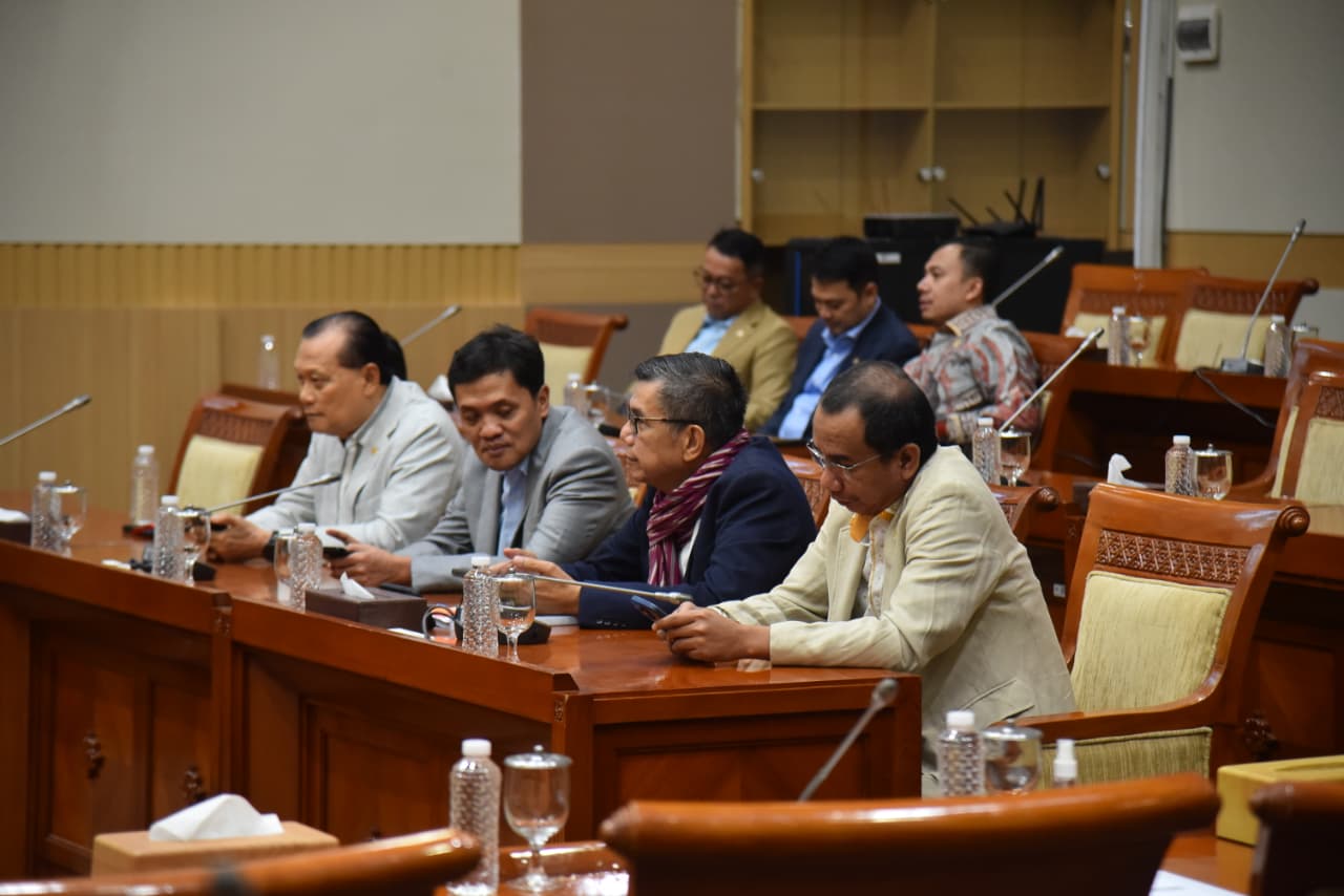 Pimpinan DPR Lantik Rusdi Masse sebagai Wakil Ketua Komisi III Wakil Ketua DPR RI Sufmi Dasco Ahmad melantik anggota DPR Fraksi NasDem Rusdi Masse Mappasessu sebagai wakil ketua Komisi III DPR. (BeritaNasional/Elvis Sendouw)