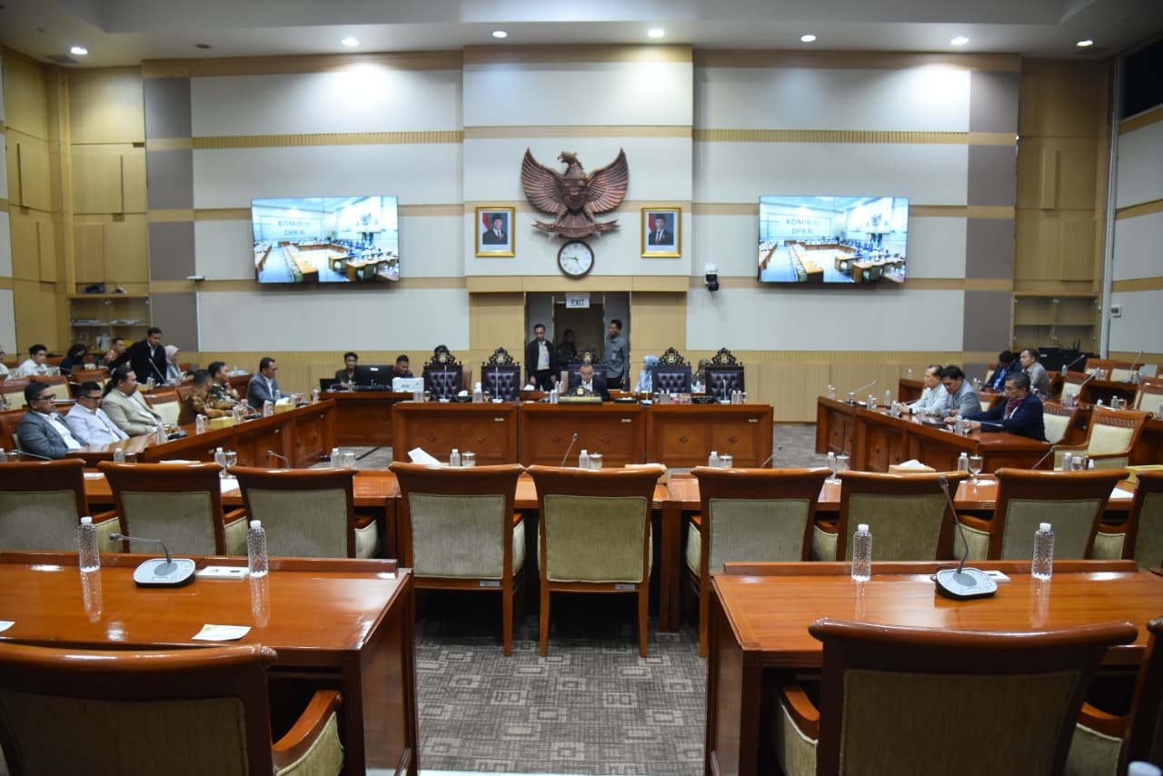 Pimpinan DPR Lantik Rusdi Masse sebagai Wakil Ketua Komisi III Wakil Ketua DPR RI Sufmi Dasco Ahmad melantik anggota DPR Fraksi NasDem Rusdi Masse Mappasessu sebagai wakil ketua Komisi III DPR. (BeritaNasional/Elvis Sendouw)