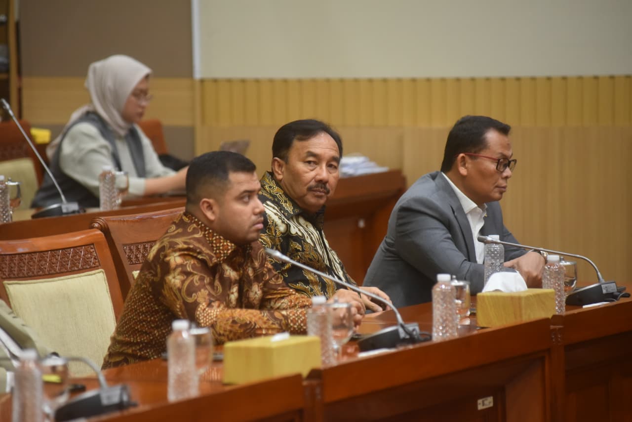 Pimpinan DPR Lantik Rusdi Masse sebagai Wakil Ketua Komisi III Wakil Ketua DPR RI Sufmi Dasco Ahmad melantik anggota DPR Fraksi NasDem Rusdi Masse Mappasessu sebagai wakil ketua Komisi III DPR. (BeritaNasional/Elvis Sendouw)