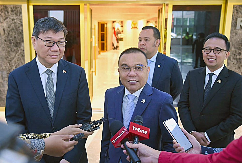 Wakil Ketua DPR Prof Sufmi Dasco Ahmad menerima  kunjungan dari Duta Besar Singapore Mr. Kwok Fook Seng. (BeritaNasional/Elvis Sendouw)