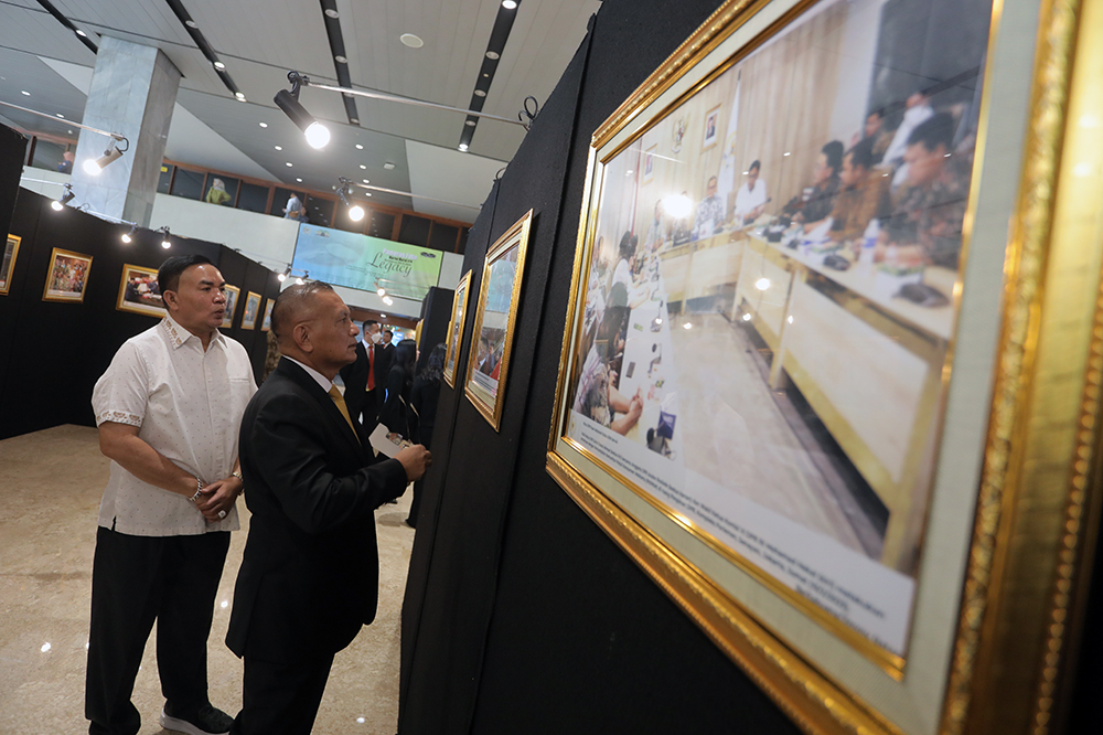 Pimpinan DPR RI kunjungi pameran foto parlemen. (BeritaNasional/Elvis Sendouw)