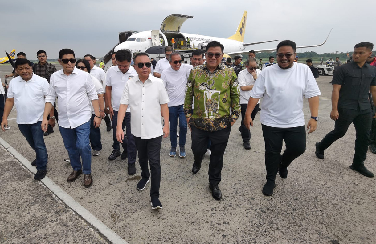 Wakil Ketua DPR Sufmi Dasco Ahmad (kedua dari kiri) melepas bantuan bencana Sumatera di Bandara Halim Perdanakusuma, Jakarta, Minggu(30/11/2025). (Beritanasional.com/HO/Oke Atmaja)
