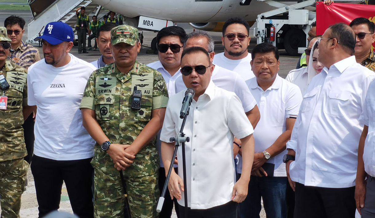 Wakil Ketua DPR Sufmi Dasco Ahmad (kedua dari kiri) melepas bantuan bencana Sumatera di Bandara Halim Perdanakusuma, Jakarta, Minggu(30/11/2025). (Beritanasional.com/HO/Oke Atmaja)