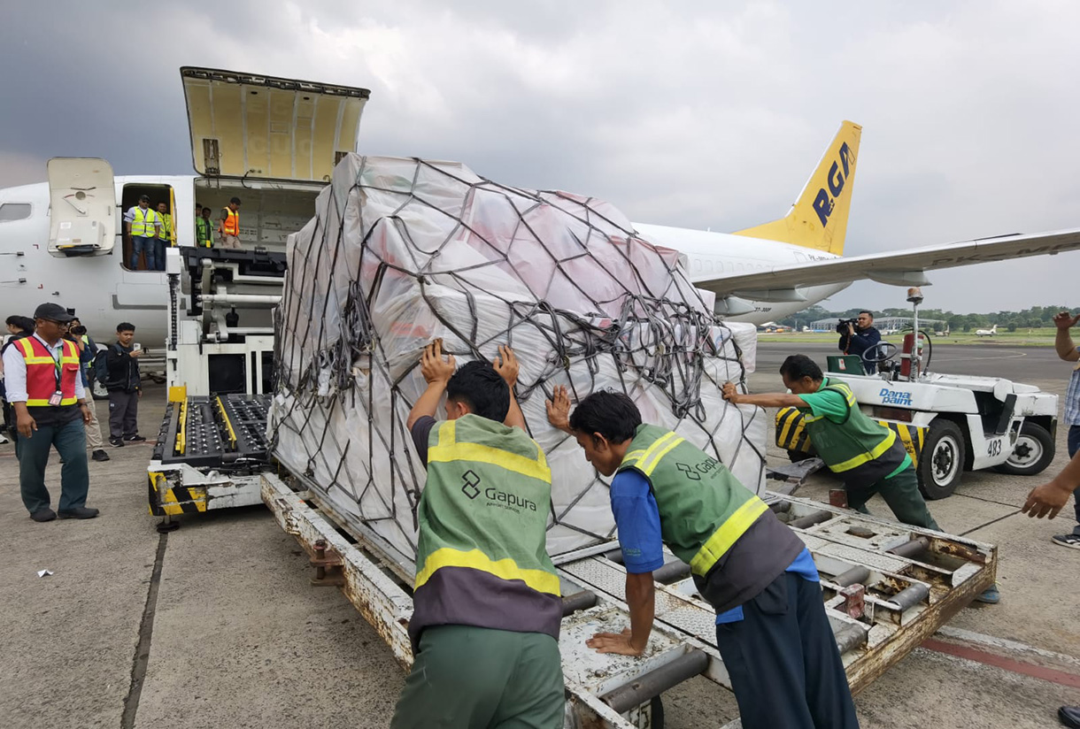 Wakil Ketua DPR Sufmi Dasco Ahmad (kedua dari kiri) melepas bantuan bencana Sumatera di Bandara Halim Perdanakusuma, Jakarta, Minggu(30/11/2025). (Beritanasional.com/HO/Oke Atmaja)