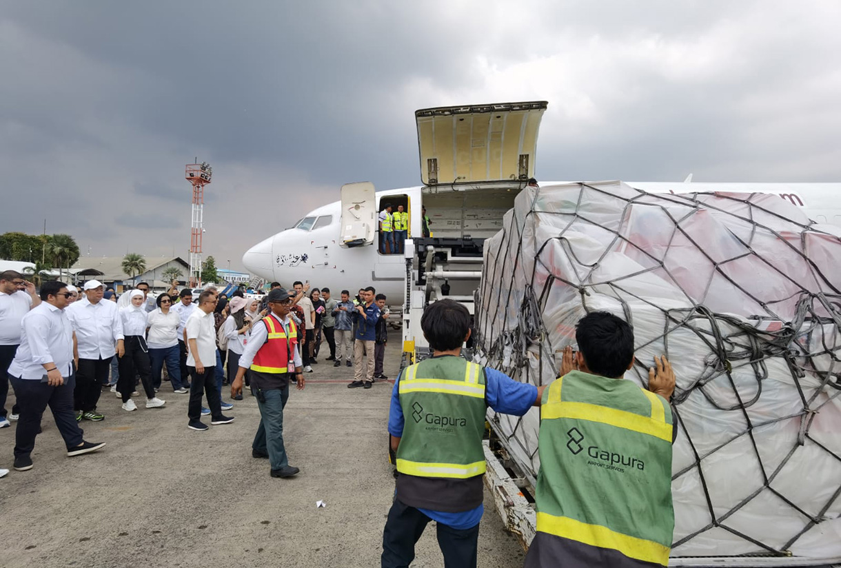 Wakil Ketua DPR Sufmi Dasco Ahmad (kedua dari kiri) melepas bantuan bencana Sumatera di Bandara Halim Perdanakusuma, Jakarta, Minggu(30/11/2025). (Beritanasional.com/HO/Oke Atmaja)
