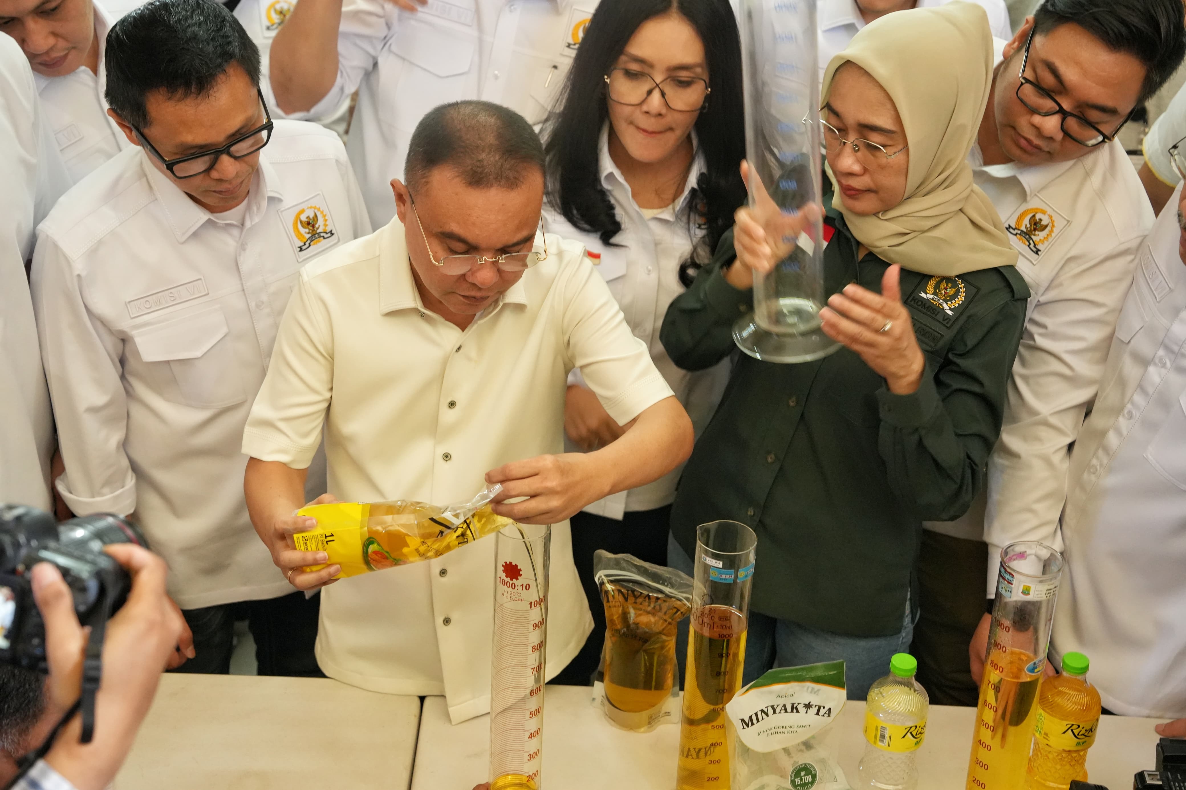 Pimpinan DPR bersama anggota Komisi VI melakukan sidak MinyaKita di Pasar Kramat Jati. (BeritaNasional/Elvis Sendouw)