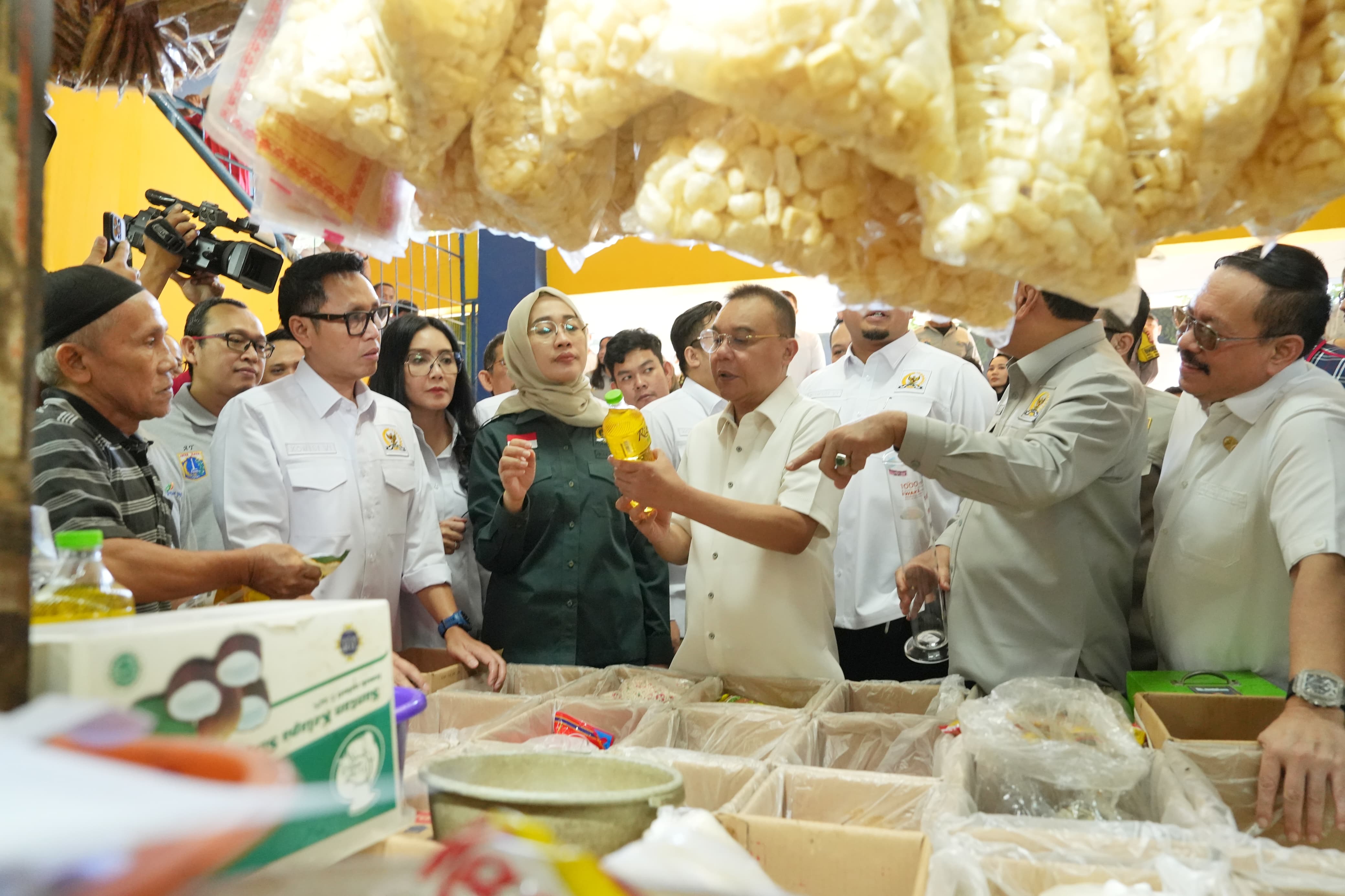 Pimpinan DPR bersama anggota Komisi VI melakukan sidak MinyaKita di Pasar Kramat Jati. (BeritaNasional/Elvis Sendouw)