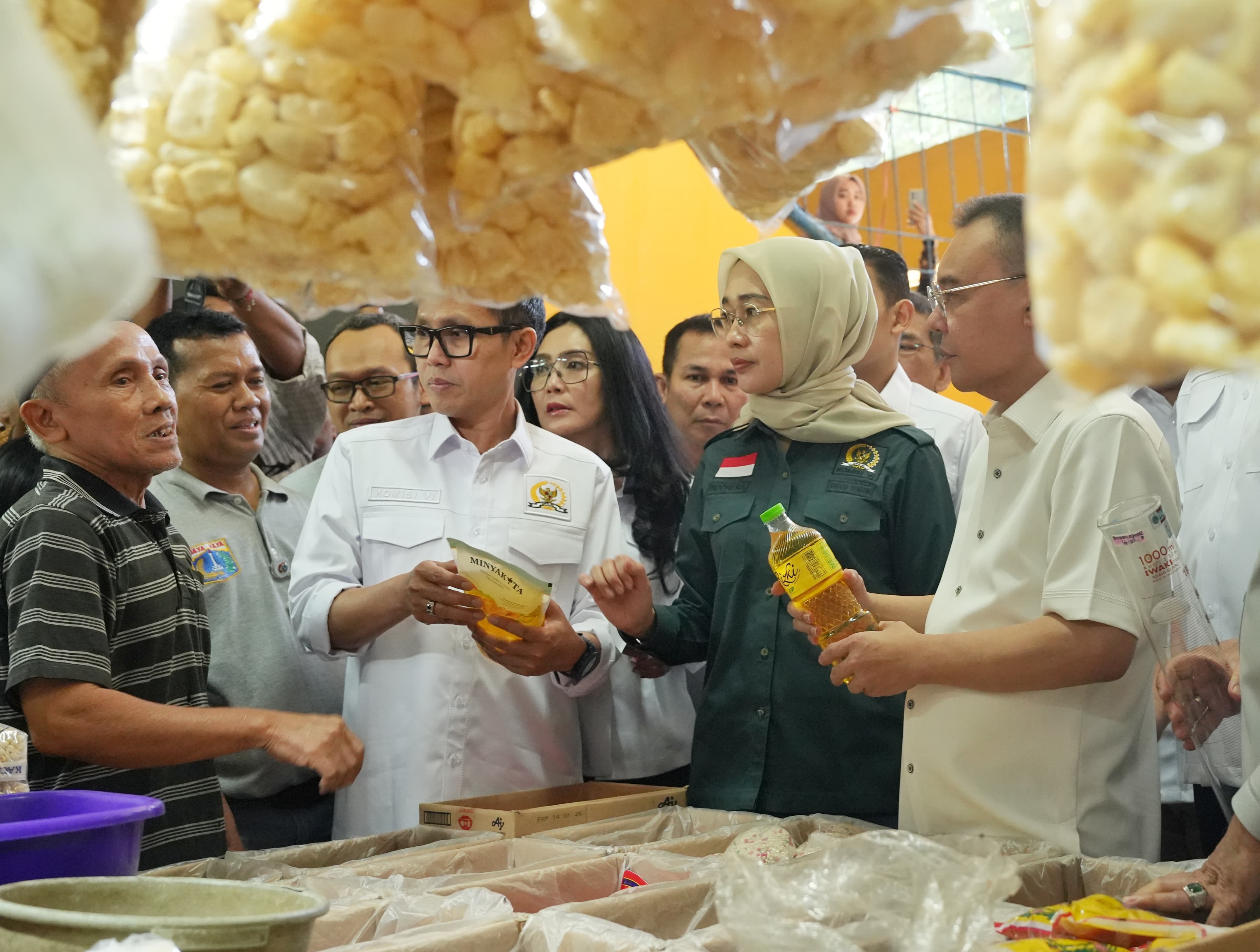 Pimpinan DPR bersama anggota Komisi VI melakukan sidak MinyaKita di Pasar Kramat Jati. (BeritaNasional/Elvis Sendouw)