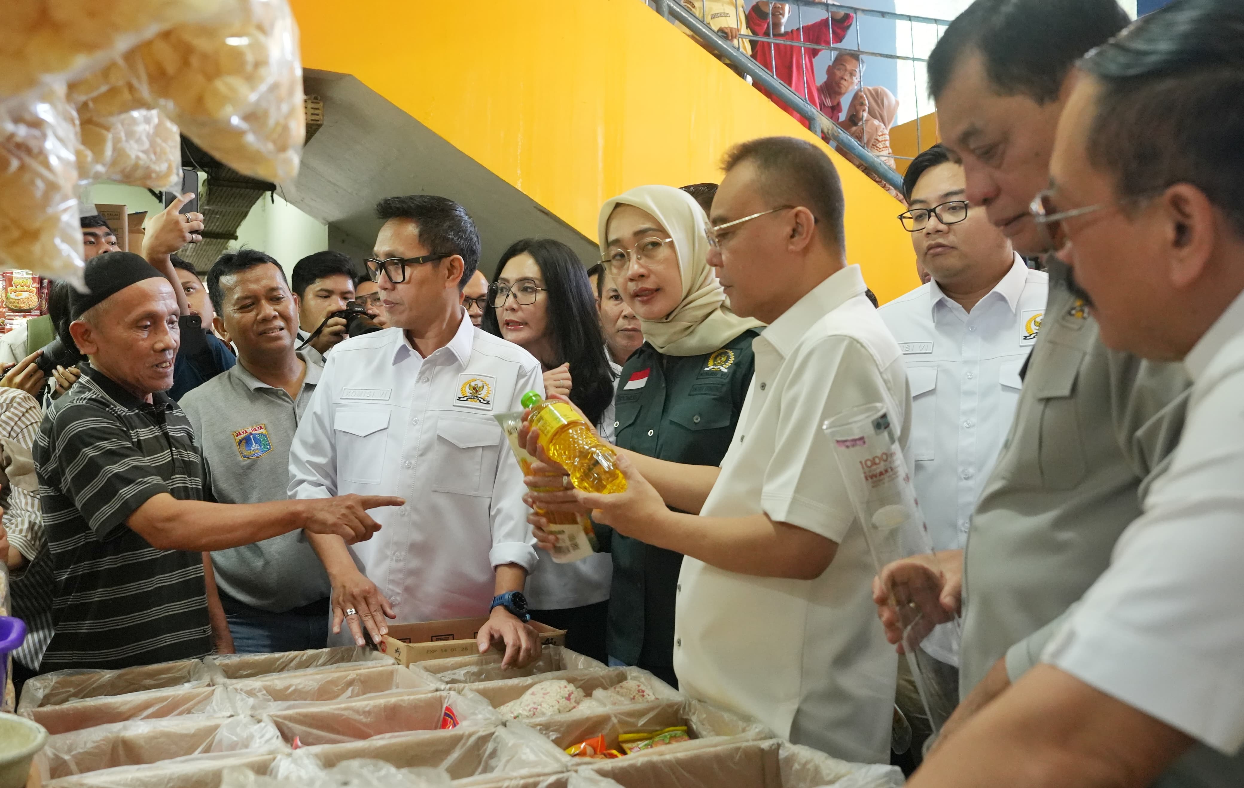 Pimpinan DPR bersama anggota Komisi VI melakukan sidak MinyaKita di Pasar Kramat Jati. (BeritaNasional/Elvis Sendouw)