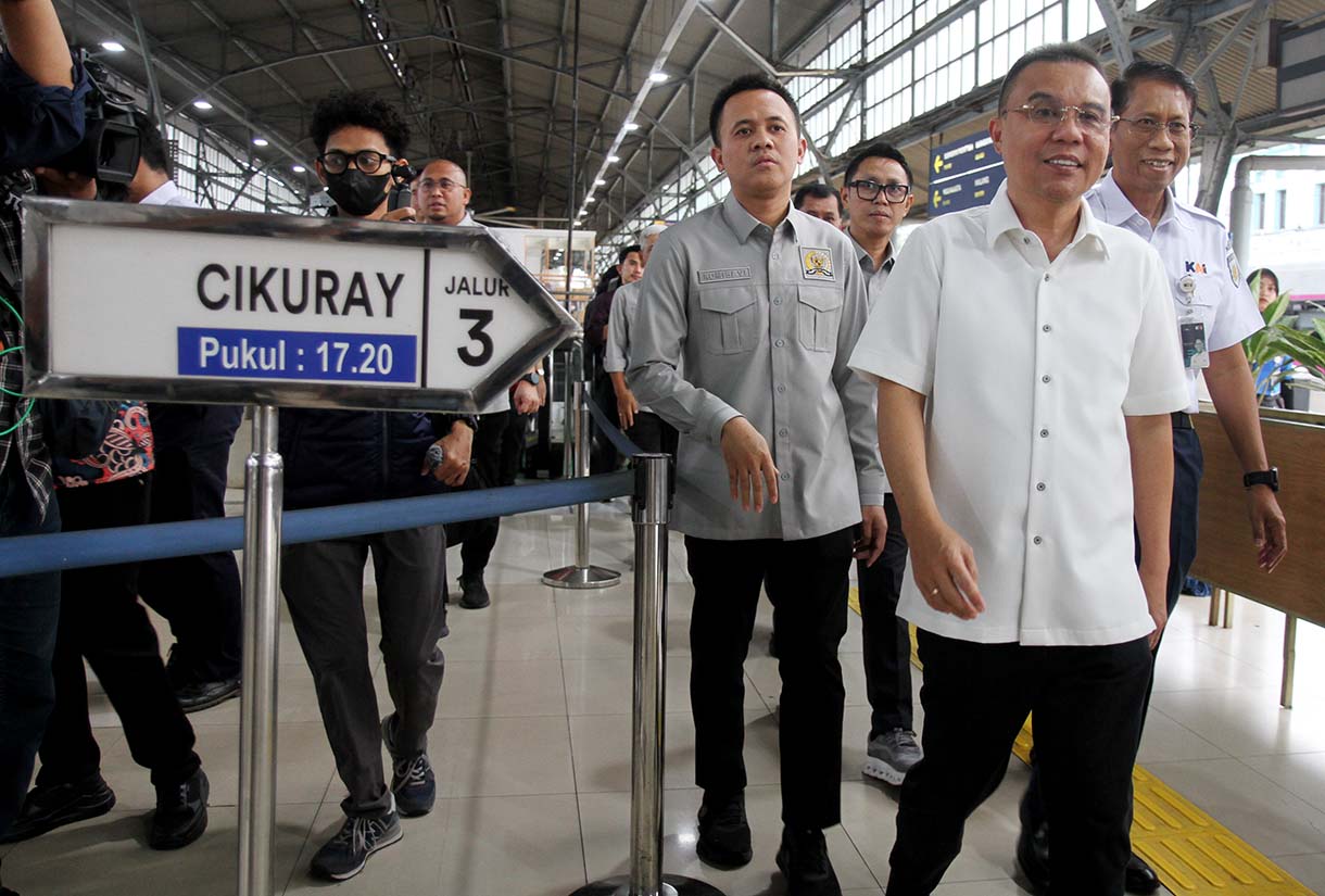 Wakil Ketua DPR Sufmi Dasco Ahmad (tengah) didampingi Direktur Utama PT Kereta Api Indonesia (Persero) Didiek Hartantyo (kiri) dan anggota Komisi VI DPR Rieke Diah Pitaloka (kiri) saat kunjungan ke Stasiun Pasar Senen, Jakarta, Senin (17/3/2025).  (Beritanasional.com/Oke Atmaja)