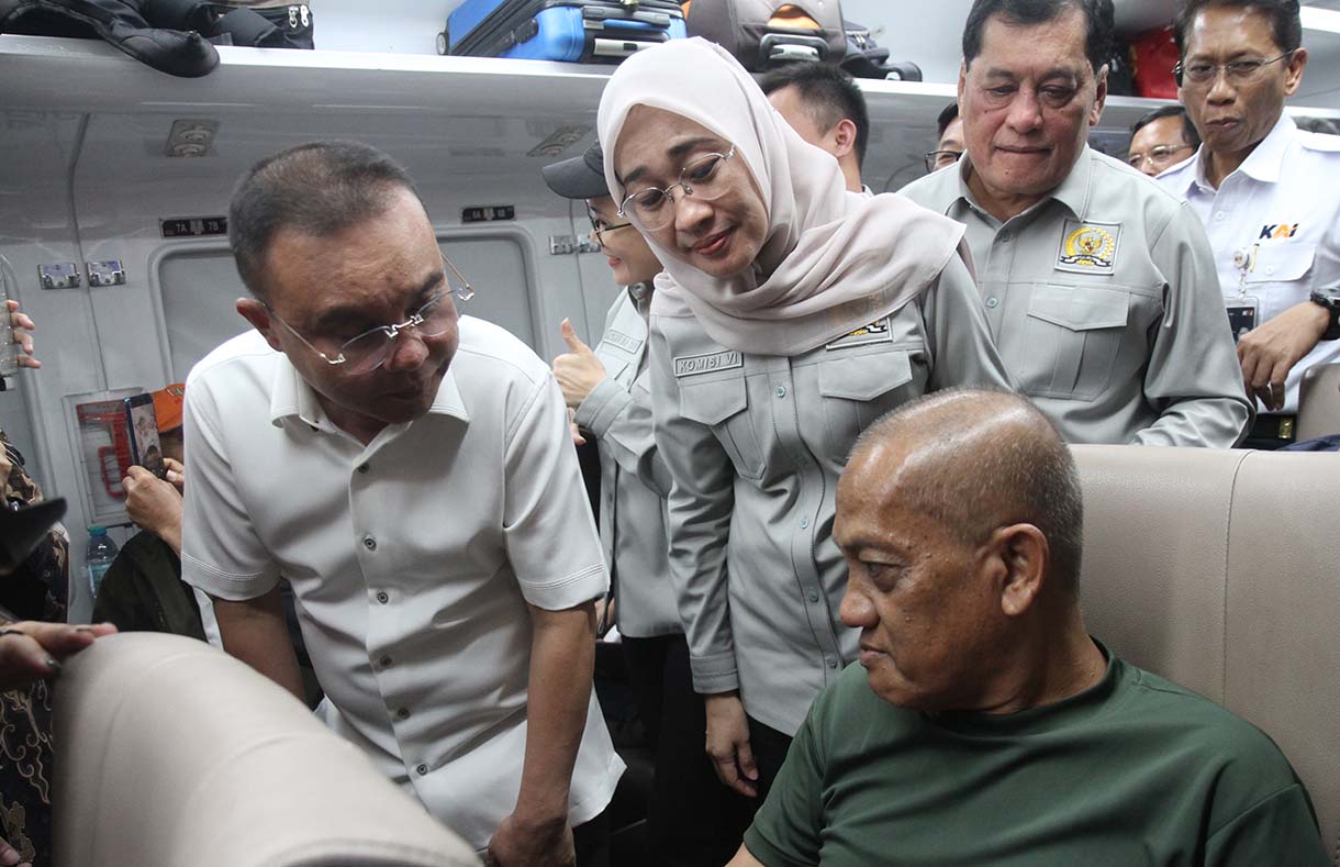 Wakil Ketua DPR Sufmi Dasco Ahmad (tengah) didampingi Direktur Utama PT Kereta Api Indonesia (Persero) Didiek Hartantyo (kiri) dan anggota Komisi VI DPR Rieke Diah Pitaloka (kiri) saat kunjungan ke Stasiun Pasar Senen, Jakarta, Senin (17/3/2025).  (Beritanasional.com/Oke Atmaja)