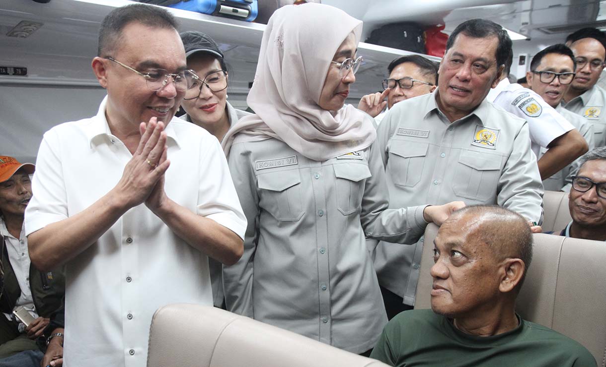 Wakil Ketua DPR Sufmi Dasco Ahmad (tengah) didampingi Direktur Utama PT Kereta Api Indonesia (Persero) Didiek Hartantyo (kiri) dan anggota Komisi VI DPR Rieke Diah Pitaloka (kiri) saat kunjungan ke Stasiun Pasar Senen, Jakarta, Senin (17/3/2025).  (Beritanasional.com/Oke Atmaja)